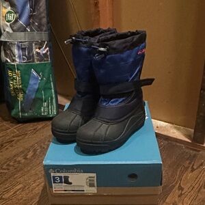 Columbia Black and Blue Snow Boots Big Kids Size 3